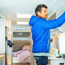 Motorhomes y casas rodantes (sí, también)deben usar cadenas cuando haya hielo en la ruta. Centro: aislar cañerías de agua y gas para que no se congelen, y planificar la recarga de combustible antes de que quede un 40 % en el tanque. En invierno el tiempo de exposición al sol es menor: tenerlo en  cuenta para los paneles.