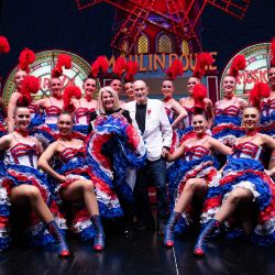 El veterano estadounidense de la Segunda Guerra Mundial, Harold Terens, de 100 años, y su esposa Jeanne Swerlin, de 96, posan con bailarines con trajes tradicionales de cancán francés en el backstage del cabaret Moulin Rouge durante su luna de miel en París. La pareja celebró su matrimonio en en el ayuntamiento de Carentan-les-Marais, en Normandía, pocos días después de haber sido homenajeado en el 80º aniversario del desembarco del Día D. | Foto:JULIEN DE ROSA / AFP