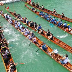Esta fotografía aérea muestra a remeros en sus botes dragón en el pueblo pesquero de Tai O en la isla Lantau en Hong Kong mientras participan en las carreras de botes dragón celebradas para celebrar el Festival Tuen Ng. | Foto:PETER PARQUES / AFP