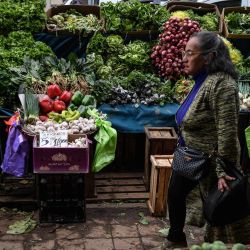 Imagen de una mujer realizando compras en el mercado El Cardonal, en la ciudad de Valparaíso, Chile. Analistas del mercado chileno estiman que la economía del país sudamericano crecerá 2,6 por ciento al cierre de 2024, levemente por debajo de la cifra proyectada por el Gobierno de 2,7 por ciento para el presente año, informó el Banco Central de Chile. | Foto:Xinhua/Jorge Villegas