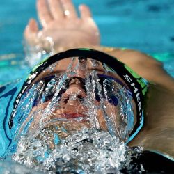 La australiana Hannah Fredericks compite en las eliminatorias de 200 m espalda femenino durante las pruebas de natación australianas en el Centro Acuático de Brisbane. | Foto:DAVID GRAY / AFP