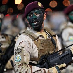 Las fuerzas de seguridad saudíes participan en un desfile militar. | Foto:AFP