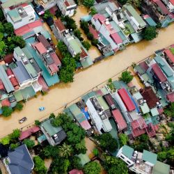 Una fotografía aérea muestra las aguas de las inundaciones sumergiendo edificios después de fuertes lluvias en la ciudad de Ha Giang, en el norte de Vietnam. | Foto:Trong Hai / AFP
