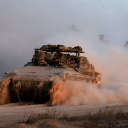 Vehículos blindados militares israelíes circulan por una zona fronteriza con la Franja de Gaza, en medio del conflicto en curso entre Israel y el grupo militante palestino Hamas. | Foto:MENAHEM KAHANA / AFP