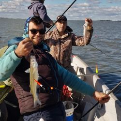 En la laguna los controles son rigurosos, cada pescador debe contar con chalecos salvavidas y respetar el cupo de 25 piezas por aficionado.