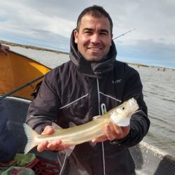 En la laguna los controles son rigurosos, cada pescador debe contar con chalecos salvavidas y respetar el cupo de 25 piezas por aficionado.
