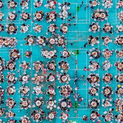 Esta fotografía aérea muestra a personas disfrutando de platos de cangrejo de río durante el 24º Festival Internacional del Cangrejo de Río Xuyi de China en Huai'an, en la provincia de Jiangsu, en el este de China. | Foto:AFP