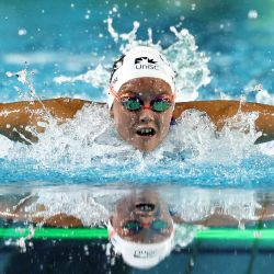 La australiana Abbey Connor compite en la final femenina de 200 m mariposa durante las pruebas de natación australianas en el Centro Acuático de Brisbane. | Foto:DAVID GRAY / AFP