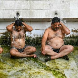 La gente se baña en una ducha pública en un caluroso día de verano en Amritsar. La ola de calor de la India es la más larga que jamás haya azotado al país, dijo el principal experto en meteorología del gobierno y advirtió que la gente enfrentará temperaturas cada vez más opresivas. | Foto:Narinder Nanu / AFP