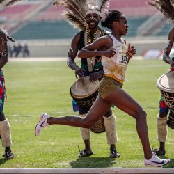 La poseedora del récord mundial de 1.500 m de Kenia, Faith Kipyegon, participa en la final femenina de 5.000 m durante las pruebas olímpicas de Atletismo de Kenia 2024 en París en el Estadio Nacional Nyayo de Nairobi. | Foto:LUIS TATO / AFP