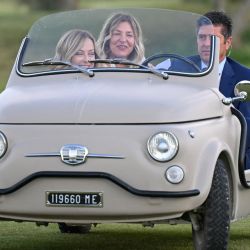 La Primera Ministra de Italia, Giorgia Meloni llega en un automóvil pequeño para asistir a una demostración de paracaidismo en el campo de golf San Domenico en Savelletri, Italia. Los líderes de las naciones ricas del G7 se reúnen en el sur de Italia esta semana con el telón de fondo de agitación política y global, con el aumento del apoyo a Ucrania como prioridad en la agenda. | Foto:Mandel Ngan / AFP