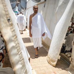 Los peregrinos musulmanes llegan al campamento de Mina durante la peregrinación anual Hajj cerca de la ciudad santa de La Meca. | Foto:FADEL SENNA / AFP