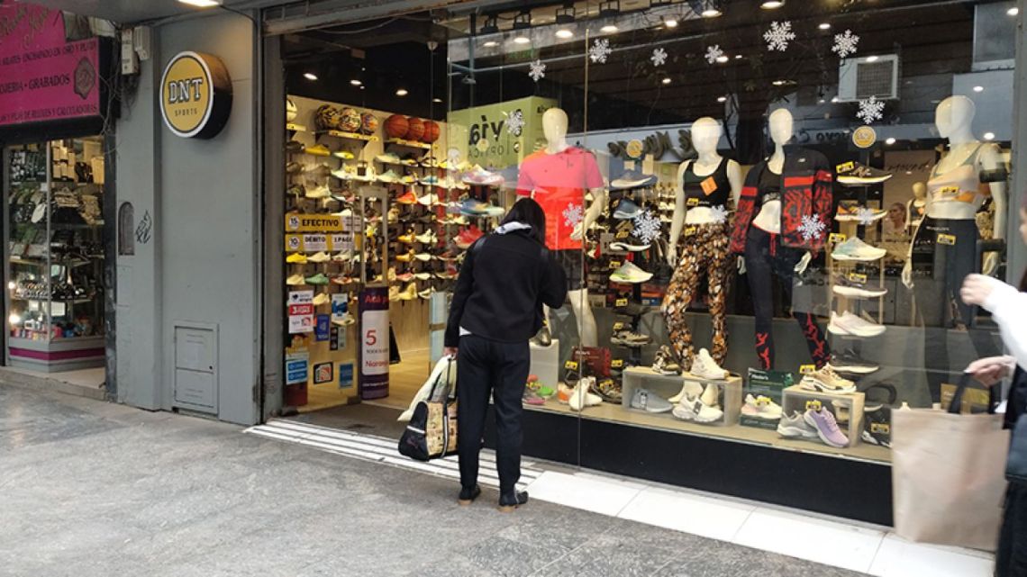 Las ventas minoristas cayeron 21,9% en junio y crece la preocupación entre los comercios