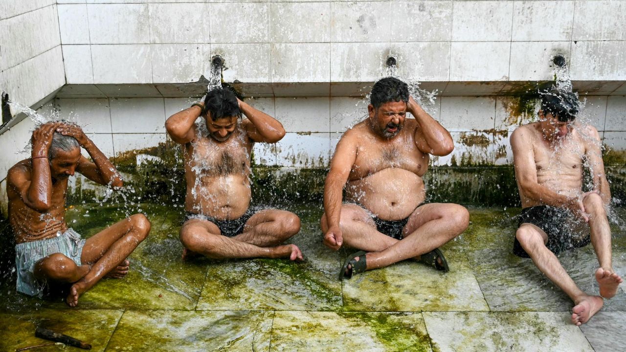 La gente se baña en una ducha pública en un caluroso día de verano en Amritsar. La ola de calor de la India es la más larga que jamás haya azotado al país, dijo el principal experto en meteorología del gobierno y advirtió que la gente enfrentará temperaturas cada vez más opresivas. | Foto:Narinder Nanu / AFP