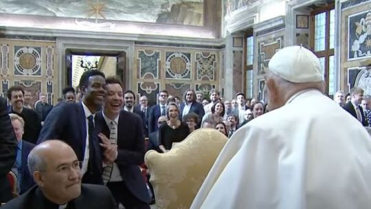 El papa Francisco se reunió con humoristas de todo el mundo: recibió a “Doña Florinda”, Jimmy Fallon y la argentina Malena Guinzburg