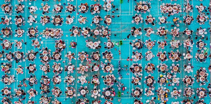 Esta fotografía aérea muestra a personas disfrutando de platos de cangrejo de río durante el 24º Festival Internacional del Cangrejo de Río Xuyi de China en Huai'an, en la provincia de Jiangsu, en el este de China.