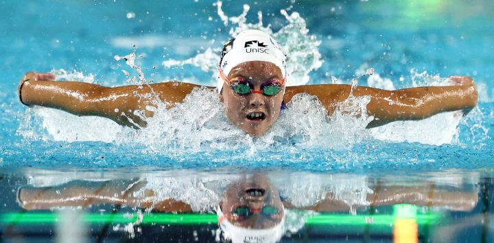 La australiana Abbey Connor compite en la final femenina de 200 m mariposa durante las pruebas de natación australianas en el Centro Acuático de Brisbane.