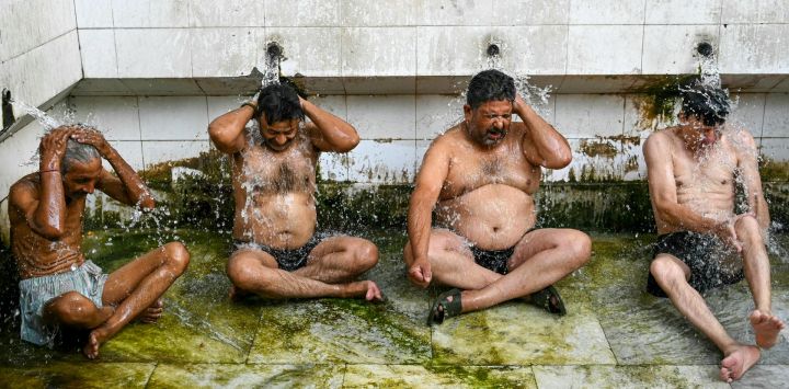 La gente se baña en una ducha pública en un caluroso día de verano en Amritsar. La ola de calor de la India es la más larga que jamás haya azotado al país, dijo el principal experto en meteorología del gobierno y advirtió que la gente enfrentará temperaturas cada vez más opresivas.