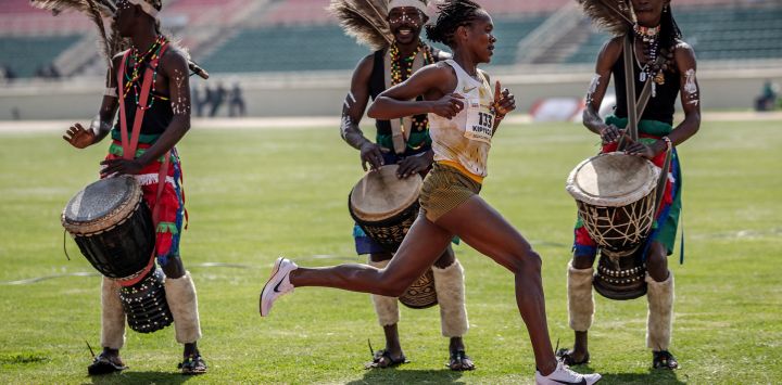 La poseedora del récord mundial de 1.500 m de Kenia, Faith Kipyegon, participa en la final femenina de 5.000 m durante las pruebas olímpicas de Atletismo de Kenia 2024 en París en el Estadio Nacional Nyayo de Nairobi.