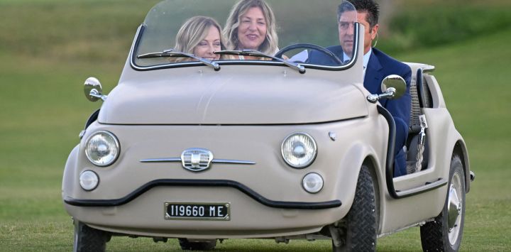 La Primera Ministra de Italia, Giorgia Meloni llega en un automóvil pequeño para asistir a una demostración de paracaidismo en el campo de golf San Domenico en Savelletri, Italia. Los líderes de las naciones ricas del G7 se reúnen en el sur de Italia esta semana con el telón de fondo de agitación política y global, con el aumento del apoyo a Ucrania como prioridad en la agenda.