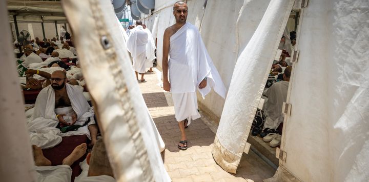 Los peregrinos musulmanes llegan al campamento de Mina durante la peregrinación anual Hajj cerca de la ciudad santa de La Meca.