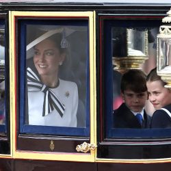 De blanco y sonriente: Kate Middleton volvió a la escena pública tras ser diagnosticada de cáncer