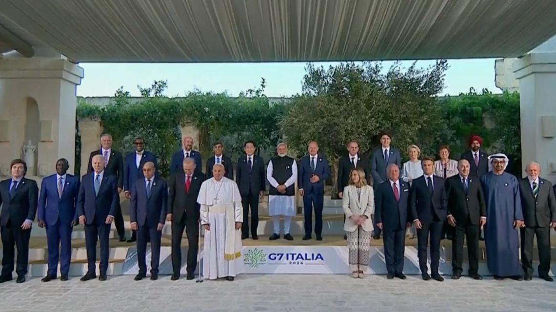 G7 family photo (plus special guests).