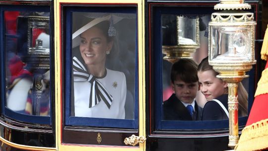 De blanco y sonriente: Kate Middleton volvió a la escena pública tras ser diagnosticada de cáncer