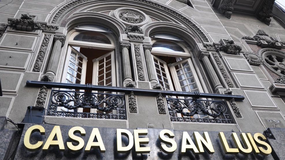 La provincia de San Luis vende su maravilloso edificio de la calle Azcuénaga al 1000.