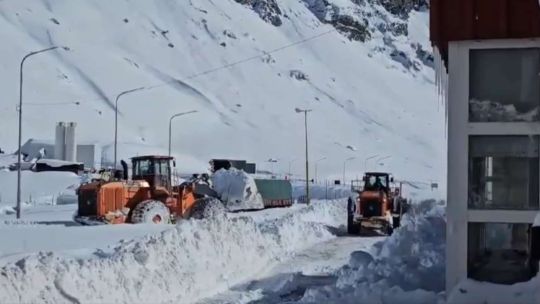 "No pasarán": la nieve obligó a cerrar el Paso Cristo Redentor en Mendoza