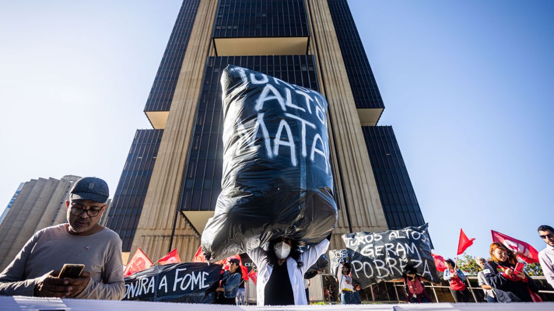 Protesters outside Brazil’s Central Bank demand lower interest rates ahead of a June 2023 decision meeting, before policymakers began their current easing cycle.