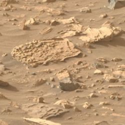 Las extrañas rocas se encontraban desparramados en un campo.