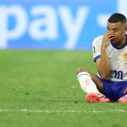 El delantero francés Kylian Mbappé se sienta en la foto después de resultar herido durante el partido de fútbol del Grupo D de la UEFA Euro 2024 entre Austria y Francia en el Duesseldorf Arena de Düsseldorf. | Foto:FRANCK FIFE / AFP