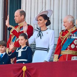 Los Príncipes de Gales de Gran Bretaña, Jorge, Guillermo, Luis, las Princesas Carlota y Catalina de Gran Bretaña, el Rey Carlos III de Gran Bretaña y la Reina Camilla de Gran Bretaña saludan en el balcón de Buckingham Palace después de asistir al Desfile del Cumpleaños del Rey "Trooping the Colour" en Londres. | Foto:BENJAMIN CREMEL / AFP