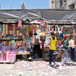 Un vendedor ambulante vende juguetes en el campamento de Jabalia para refugiados palestinos en el norte de la Franja de Gaza, en medio del conflicto en curso entre Israel y el grupo militante Hamás. | Foto:OMAR AL-QATTAA / AFP