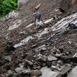 Vista de una casa derrumbada por un deslizamiento de tierra en Tacuba, El Salvador. Trece personas han muerto en El Salvador y Guatemala como consecuencia de las fuertes lluvias que han azotado Centroamérica desde la semana pasada, según las autoridades de ambos países, que también reportaron miles de personas afectadas por inundaciones y deslizamientos de tierra. | Foto:MARVIN RECINOS / AFP