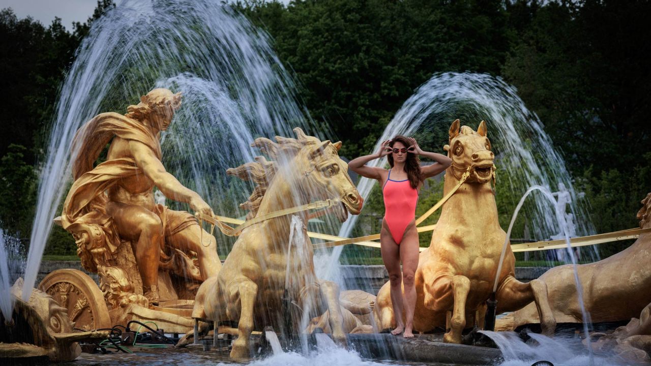 La nadadora francesa Beryl Gastaldello se encuentra en la Fuente de Apolo en el Palacio de Versalles, en Versalles, al suroeste de París, antes de los Juegos Olímpicos y Paralímpicos de París 2024. | Foto:Joël Saget / AFP