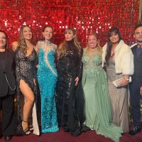 Maine Bastita esplendida en la gala de CARAS TV en el COLON