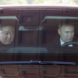 En esta fotografía de piscina distribuida por la agencia estatal rusa Sputnik, el presidente ruso Vladimir Putin y el líder de Corea del Norte Kim Jong Un conducen un automóvil Aurus en Pyongyang. | Foto:Gavriil Grigorov / POOL / AFP