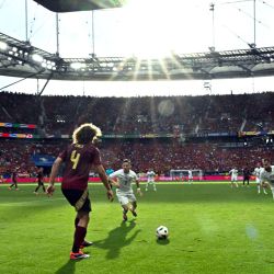 El defensor belga Wout Faes controla la pelota durante el partido de fútbol del Grupo E de la UEFA Euro 2024 entre Bélgica y Eslovaquia en el Frankfurt Arena de Frankfurt am Main. | Foto:JAVIER SORIANO / AFP