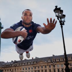 El jugador de rugby francés Varian Pasquet posa en la Place Vendome de París, antes de los Juegos Olímpicos y Paralímpicos de París 2024. La Place Vendome fue construida por Luis XIV con un decreto firmado en 1686, para albergar la Biblioteca Real, las Academias y una estatua ecuestre de él mismo. | Foto:FRANCK FIFE / AFP