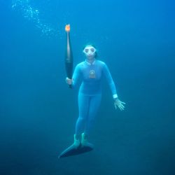 En esta fotografía tomada y publicada por el servicio de prensa de París 2024, la campeona francesa de apnea Alice Modolo sostiene la antorcha olímpica bajo el agua en el Mar Mediterráneo como parte del relevo de la antorcha olímpica en Villefranche-sur-mer, antes del Juegos Olímpicos París 2024. | Foto:Samuel Jeglot / Poisson Lune Productions / Paris 2024 / AFP