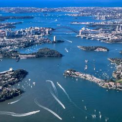 Esta foto muestra una vista aérea de los barcos en el puerto de Sydney, con el puente del puerto de Sydney y los edificios en el distrito central de negocios (CBD). | Foto:DAVID GRAY / AFP