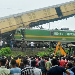 La gente se reúne cerca del lugar de una colisión entre un tren de pasajeros y un tren de mercancías en Nirmaljote, cerca de la estación Rangapani en el estado indio de Bengala Occidental. Al menos ocho personas murieron en la India cuando un conductor de un tren de mercancías se estrelló contra un tren expreso de pasajeros por detrás, dijeron la policía y funcionarios ferroviarios. | Foto:DIPTENDU DUTTA / AFP