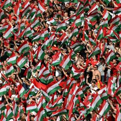 Los aficionados de Hungría animan antes del partido de fútbol del Grupo A de la UEFA Euro 2024 entre Alemania y Hungría en el Stuttgart Arena de Stuttgart. | Foto:FABRICE COFFRINI / AFP