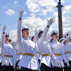 Los graduados de las escuelas militares rusas participan en una ceremonia de graduación en el centro de San Petersburgo. Por primera vez se lleva a cabo el Desfile Militar Unido de los graduados de la Escuela Naval Nakhimov y la Escuela Militar Suvorov. | Foto:OLGA MALTSEVA / AFP