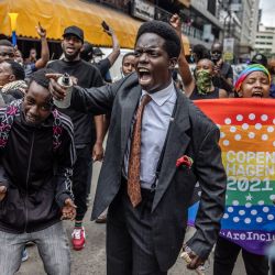 Los manifestantes corearon consignas antigubernamentales durante una manifestación contra los aumentos de impuestos mientras los miembros del Parlamento debaten el Proyecto de Ley de Finanzas 2024 en el centro de Nairobi, Kenia. | Foto:LUIS TATO/AFP