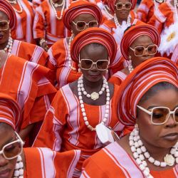 Miembros del Egbe Obaneye Obinrin desfilan para rendir homenaje al Rey, Awuja Ile de Ijebuland, durante el festival anual Ojude Oba en Ijebu Ode. Este festival anual suele tener lugar el tercer día después de Eid El Kabir para rendir homenaje y mostrar respeto al Rey Awujale de Ijebuland. | Foto:TOYIN ADEDOKUN / AFP