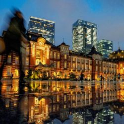 Un hombre camina hacia la estación de Tokio reflejado en la plaza empapada por la lluvia de Tokio. | Foto:Kazuhiro Nogi / AFP