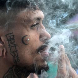 Un hombre fuma un porro durante una manifestación en la avenida Paulista de Sao Paulo, Brasil. | Foto:NELSON ALMEIDA / AFP